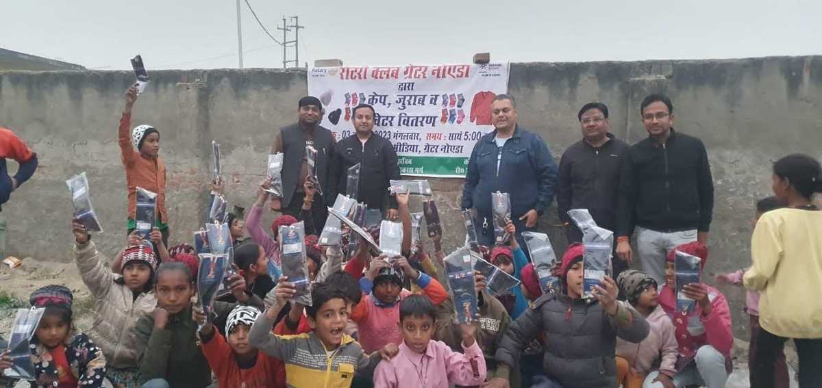 ठंड से कांपते बच्चों को मिले कपड़े, खिल उठे चेहरे